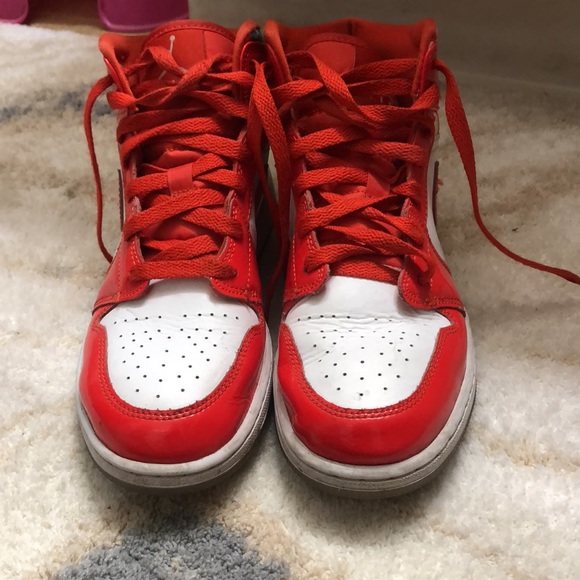 Nike Big Kids Jordan 1 Mid SE "Barcelona Red Patent" Chile Rd/Wht-Pollen - Picture 2 of 8